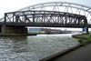 de oude spoorwegbrug met de smalle doorgang voor de schepen