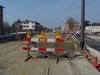 de aangepaste brug over de spoorweg