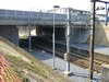de aangepaste brug over de spoorweg